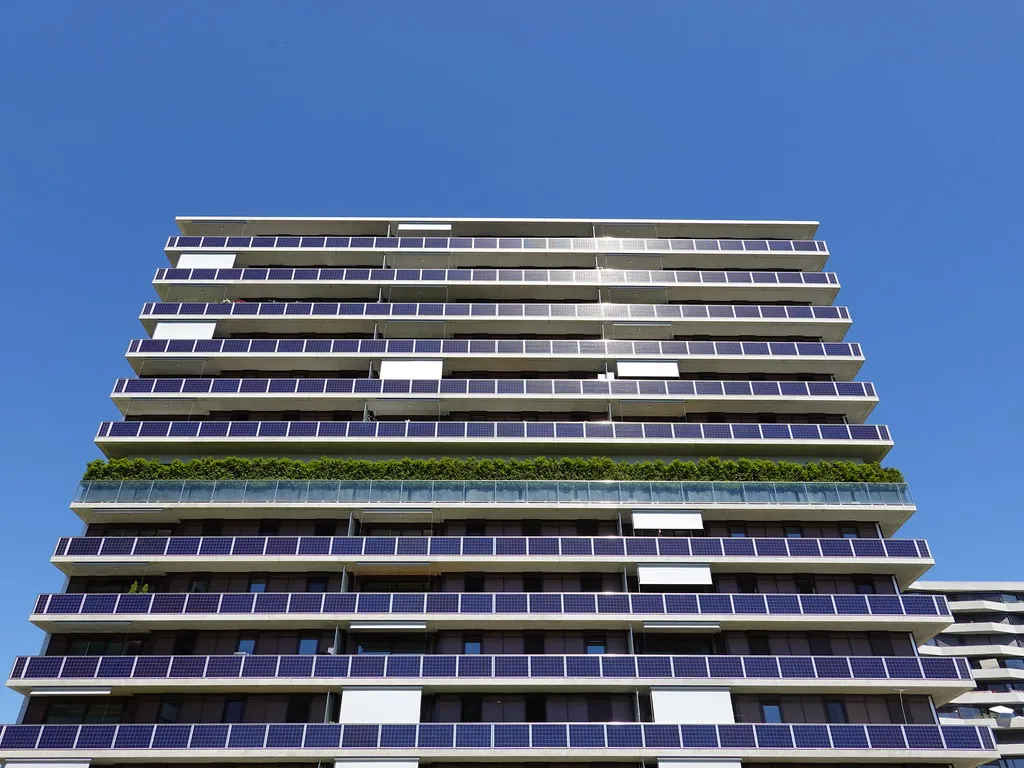 Immeuble résidentiel dont les balcons sont équipés de panneaux solaires