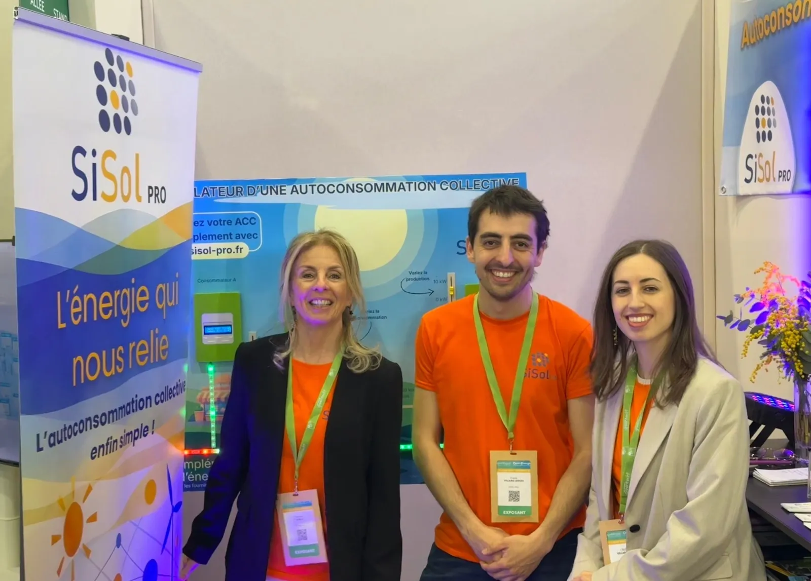 Frank, Jeannie et Cristina devant le stand SiSol PRO et le simulateur d'autoconsommation collective
